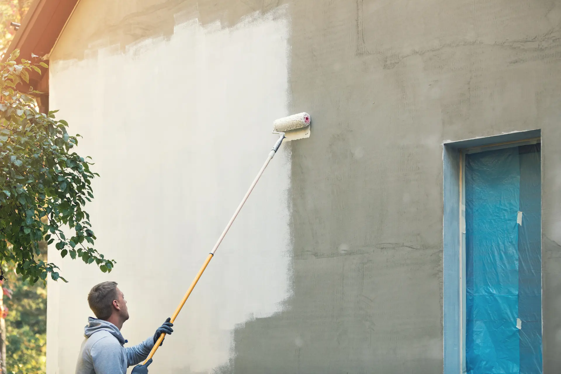 Pintor trabajando en una fachada en Castelldefels